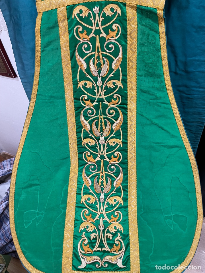 Antig&uuml;edades: Casulla verde bordada - Foto 2