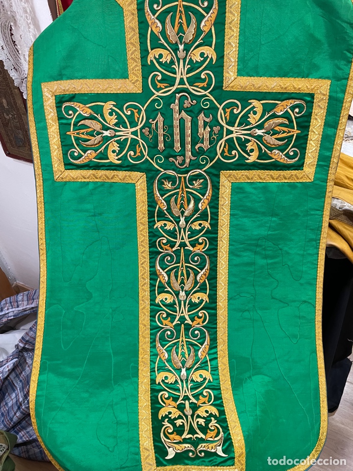 Antig&uuml;edades: Casulla verde bordada - Foto 1