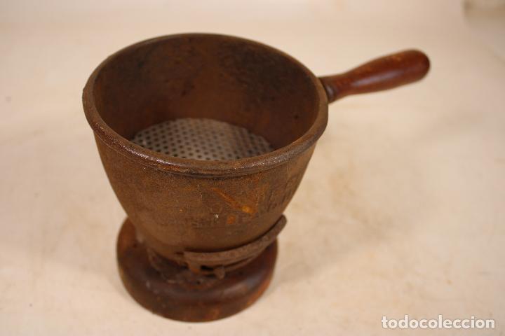 Antig&uuml;edades: CRISOL o VASO de hierro con asa de madera - Foto 2