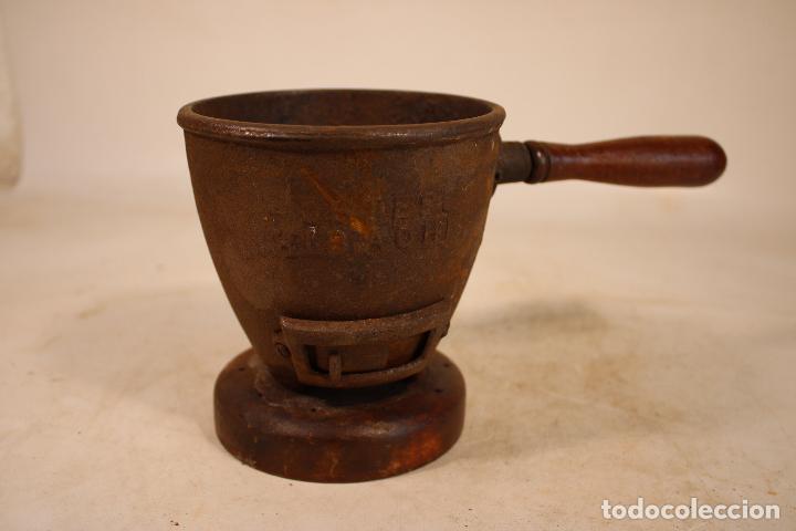 Antig&uuml;edades: CRISOL o VASO de hierro con asa de madera - Foto 3