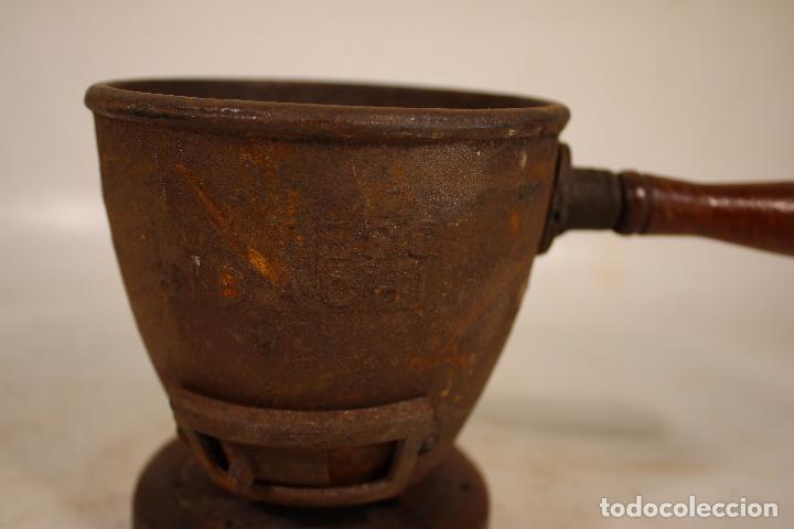Antig&uuml;edades: CRISOL o VASO de hierro con asa de madera - Foto 4