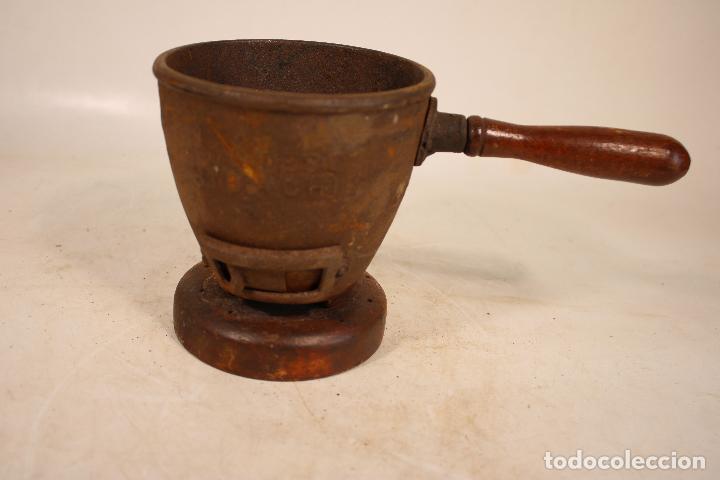 Antig&uuml;edades: CRISOL o VASO de hierro con asa de madera - Foto 1
