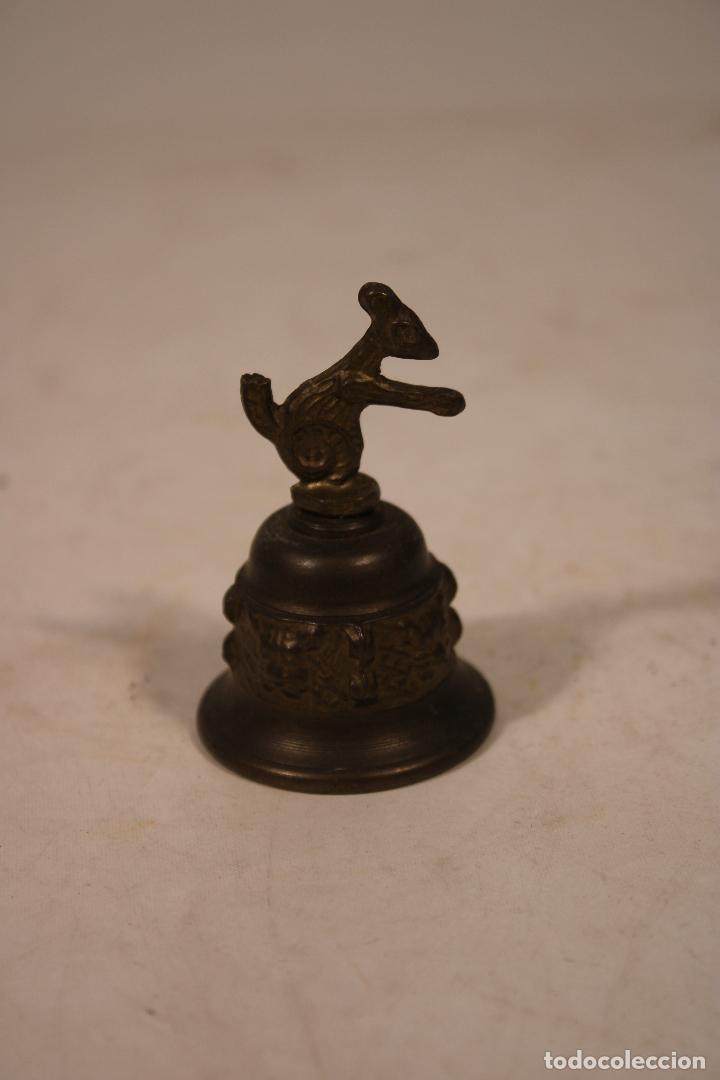 Antig&uuml;edades: miniatura campana bronce - Foto 2