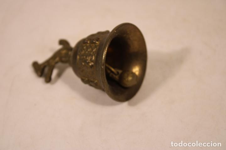 Antig&uuml;edades: miniatura campana bronce - Foto 3
