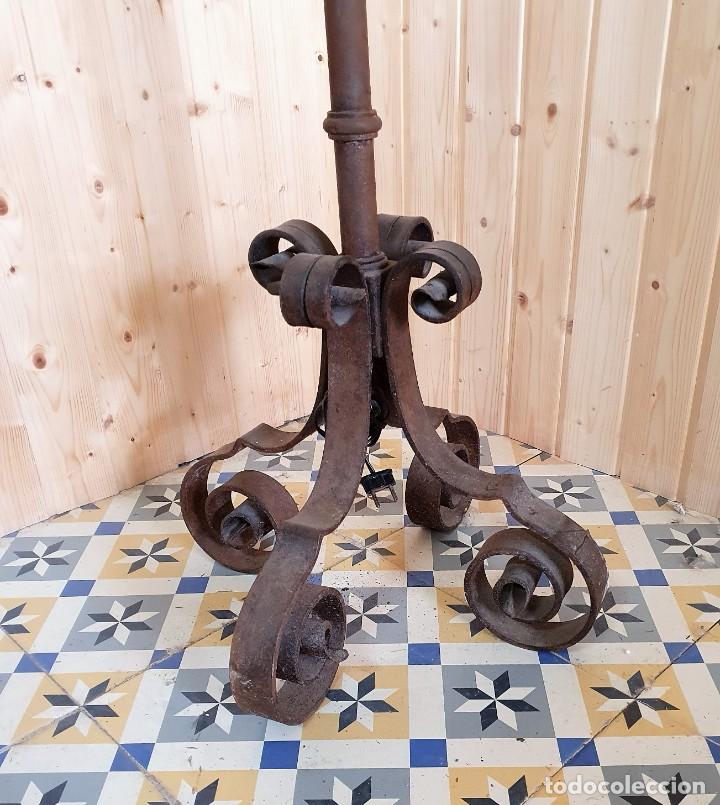 Antig&uuml;edades: LAMPARA DE PIE , HACHERO EN FORJA - Foto 1
