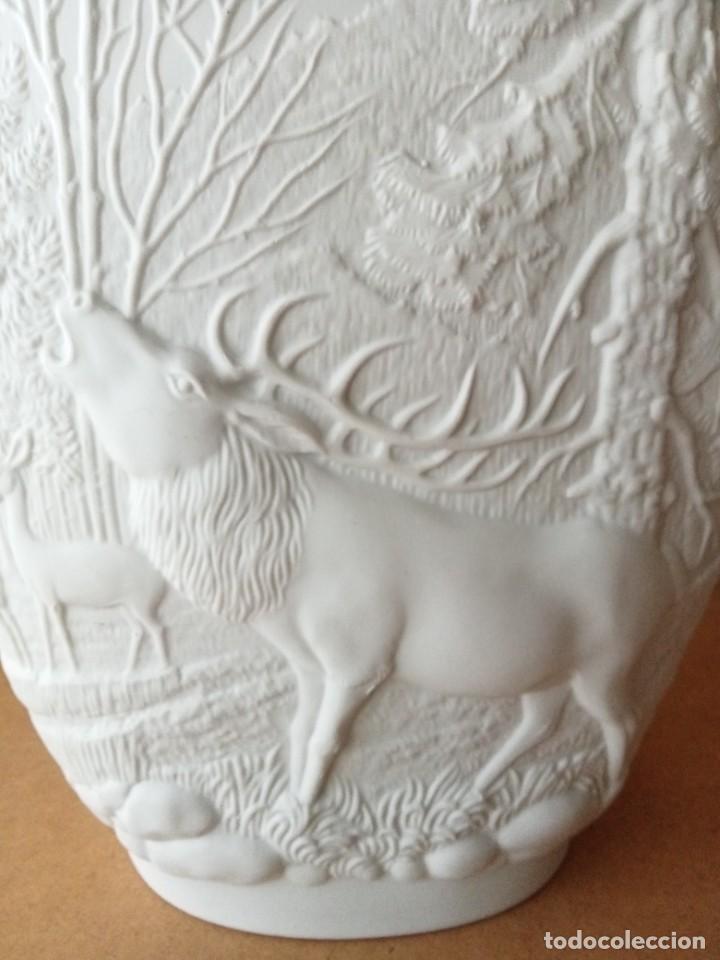 Antig&uuml;edades: JARRON CON RELIEVE ROYAL BAVARIA - Foto 2