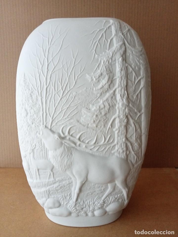 Antig&uuml;edades: JARRON CON RELIEVE ROYAL BAVARIA - Foto 1
