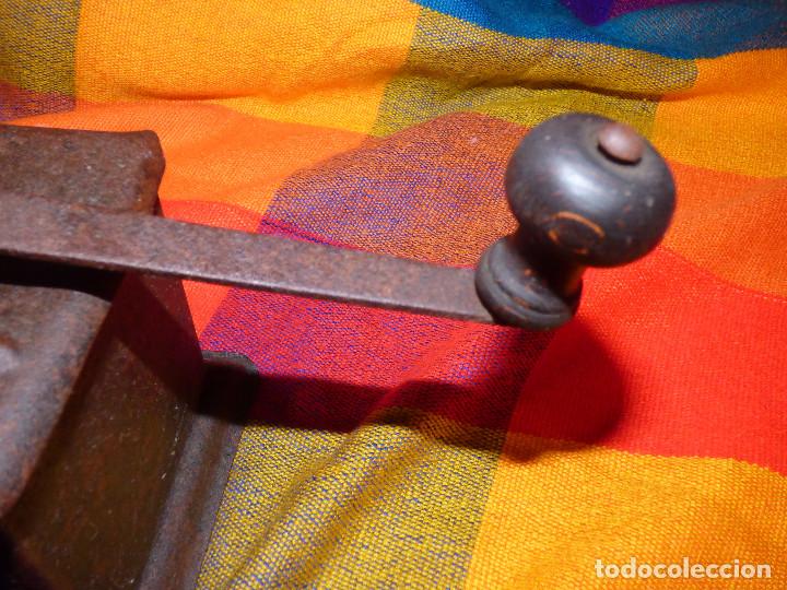 Antig&uuml;edades: Molinillo de hierro. - Foto 7