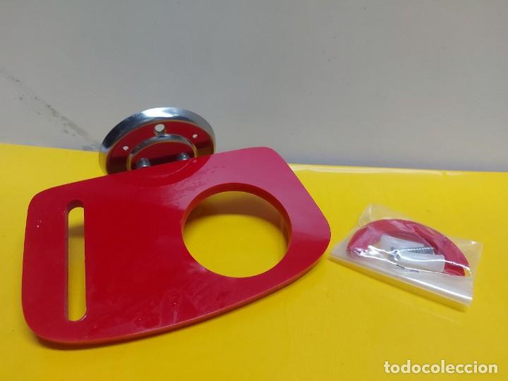 Antig&uuml;edades: ANTIGUO PORTACEPILLO DE PLASTICO ROJO - Foto 1