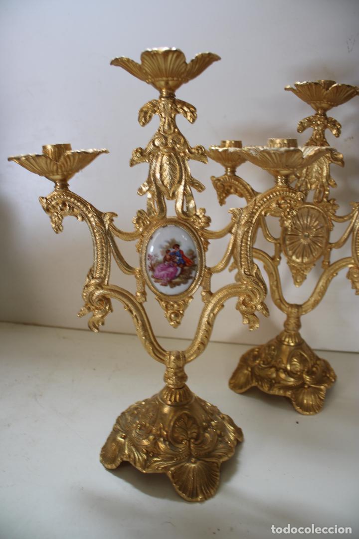 Antig&uuml;edades: PAREJA DE CANDELABROS DE BRONCE - Foto 2