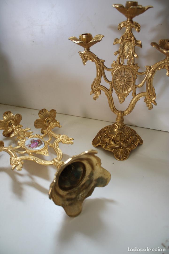 Antig&uuml;edades: PAREJA DE CANDELABROS DE BRONCE - Foto 3