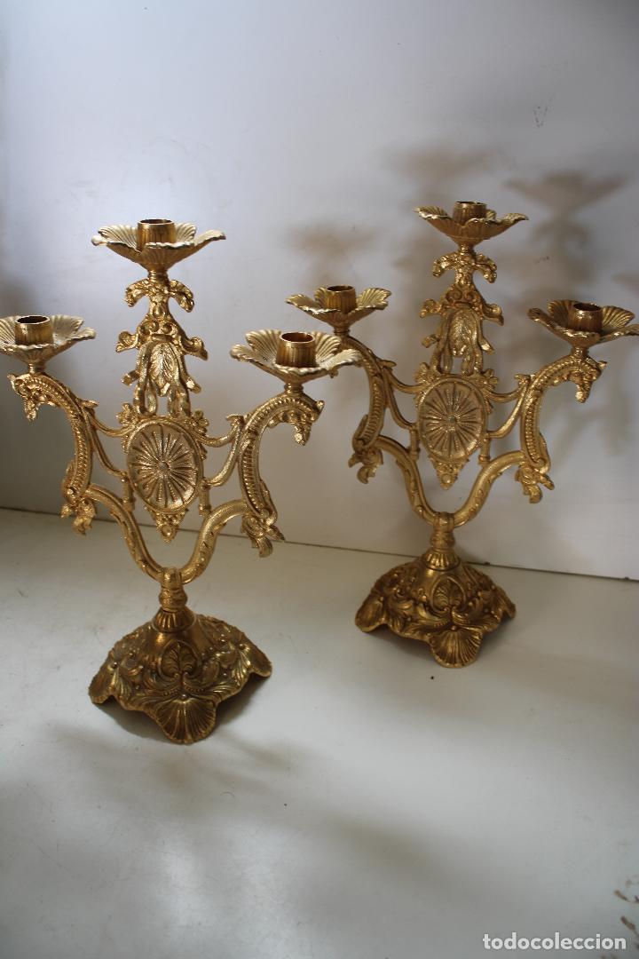 Antig&uuml;edades: PAREJA DE CANDELABROS DE BRONCE - Foto 4