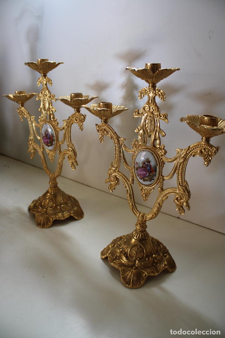 Antig&uuml;edades: PAREJA DE CANDELABROS DE BRONCE - Foto 5