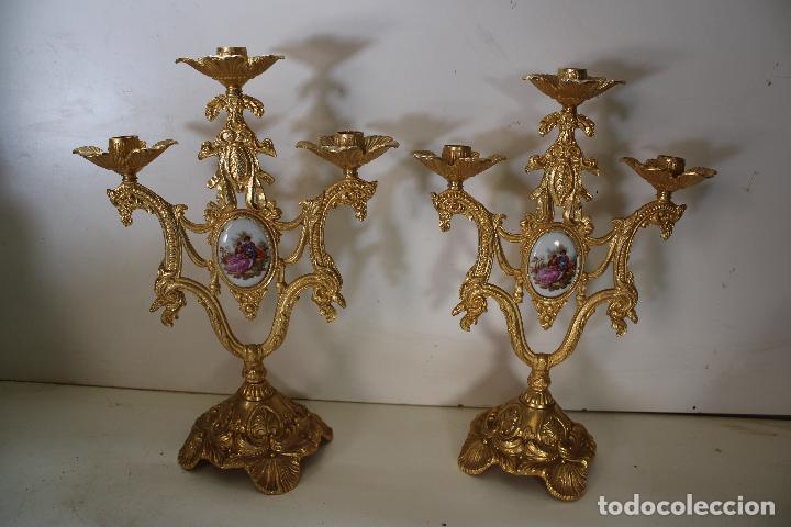 Antig&uuml;edades: PAREJA DE CANDELABROS DE BRONCE - Foto 6