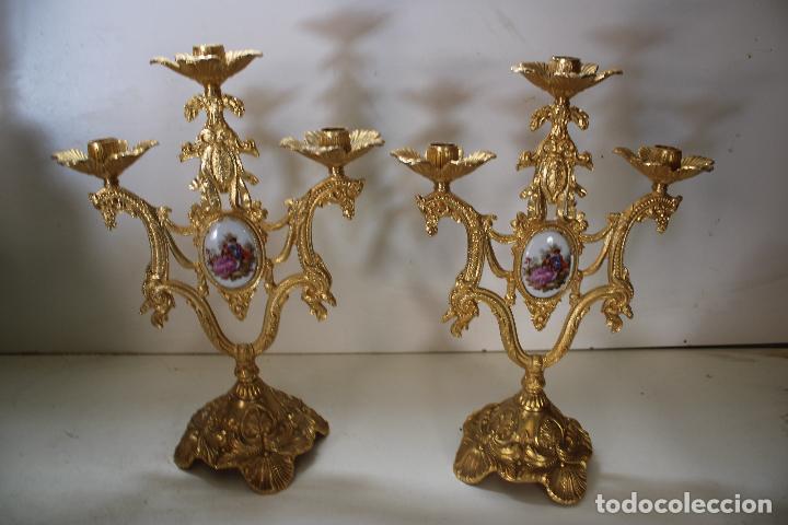 Antig&uuml;edades: PAREJA DE CANDELABROS DE BRONCE - Foto 1