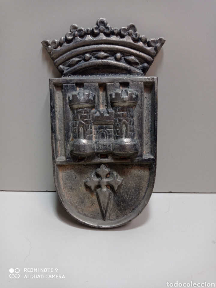 Oggetti Antichi: Bonito escudo en bronce con ba&ntilde;o plateado.