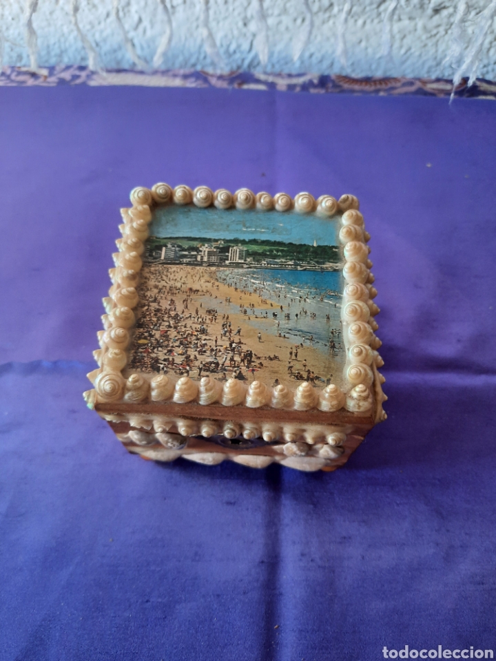 Antig&uuml;edades: Caja de conchas y madera joyero artesanal