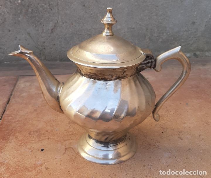 Oggetti Antichi: tetera antigua de metal labrada - vall