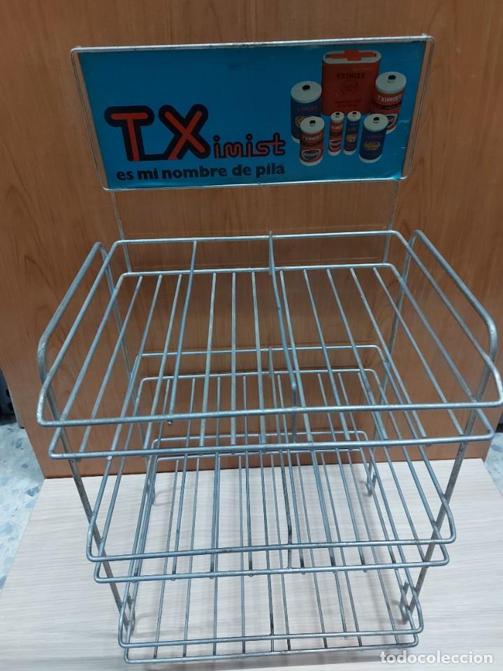Antig&uuml;edades: ANTIGUO EXPOSITOR DE PILAS TXIMIST - Foto 1