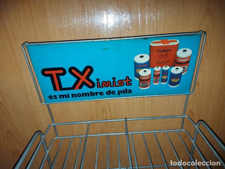 Antig&uuml;edades: ANTIGUO EXPOSITOR DE PILAS TXIMIST - Foto 2