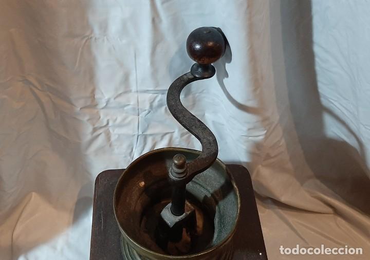 Antig&uuml;edades: Antiguo molinillo de cafe grande - Foto 3