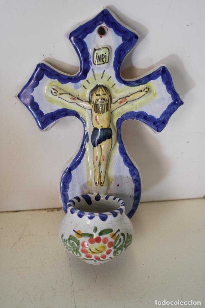 Antig&uuml;edades: benditera cruz de ceramica - Foto 2