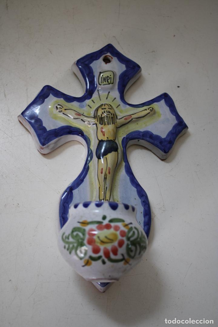 Antig&uuml;edades: benditera cruz de ceramica - Foto 1