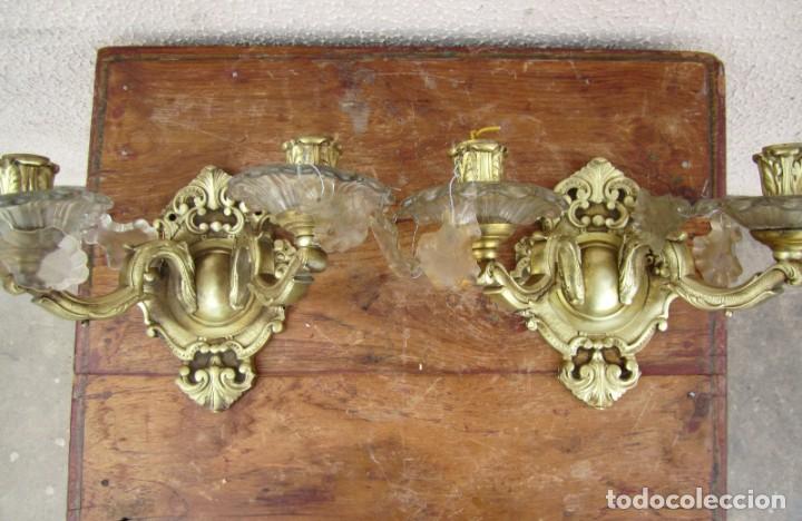 Antig&uuml;edades: Pareja de apliques de bronce y cristal - Foto 1