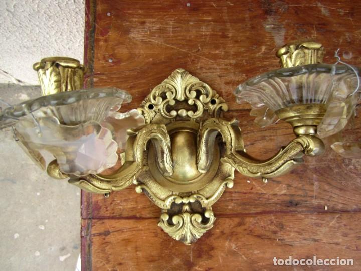 Antig&uuml;edades: Pareja de apliques de bronce y cristal - Foto 2