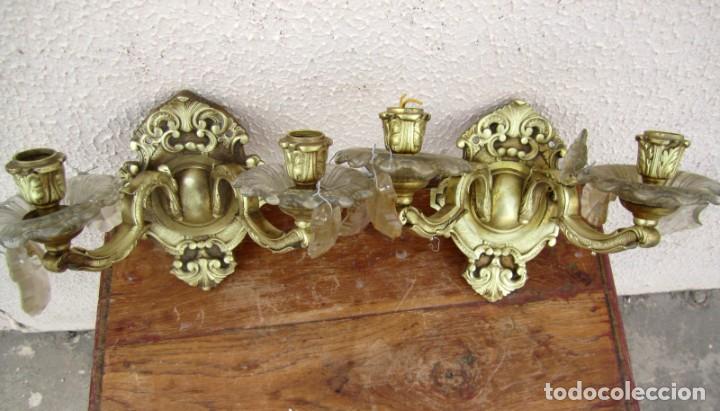 Antig&uuml;edades: Pareja de apliques de bronce y cristal - Foto 3
