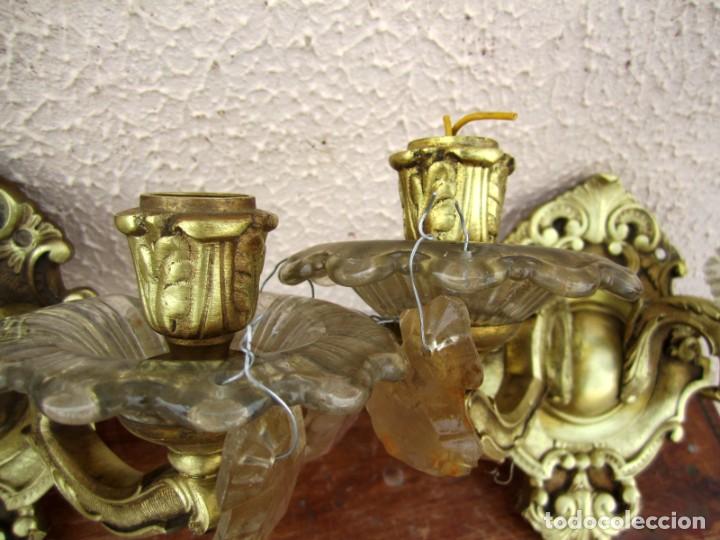 Antig&uuml;edades: Pareja de apliques de bronce y cristal - Foto 4