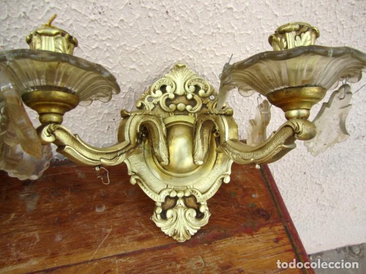Antig&uuml;edades: Pareja de apliques de bronce y cristal - Foto 5