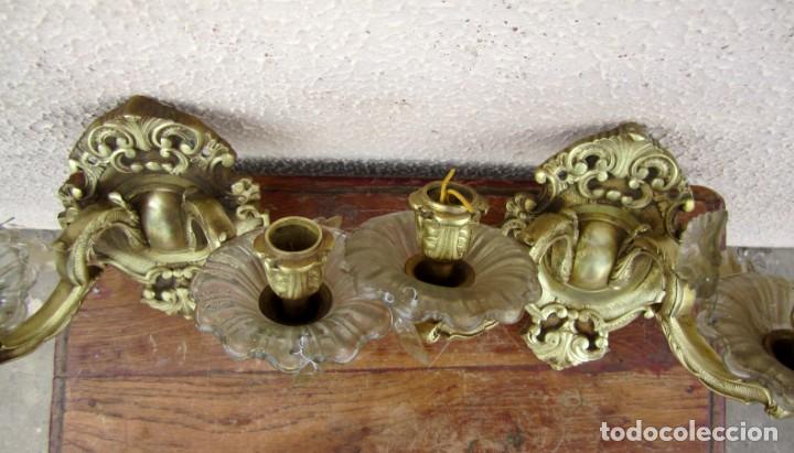 Antig&uuml;edades: Pareja de apliques de bronce y cristal - Foto 6