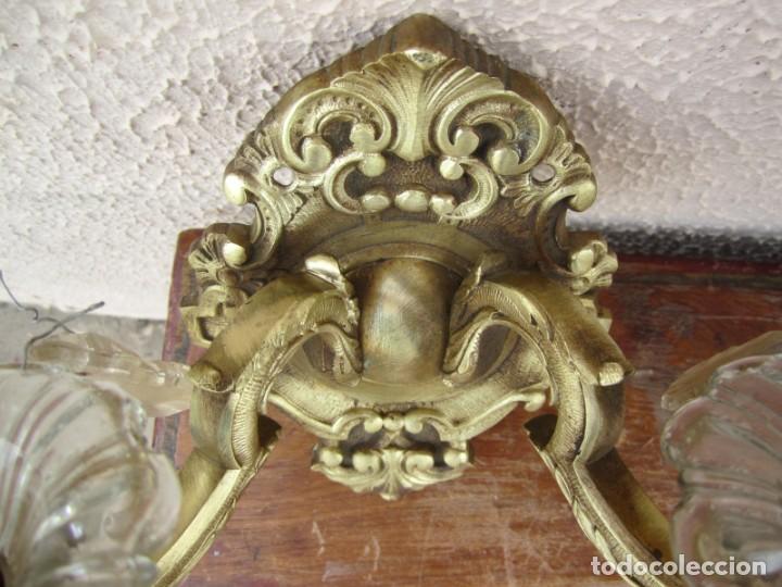 Antig&uuml;edades: Pareja de apliques de bronce y cristal - Foto 7