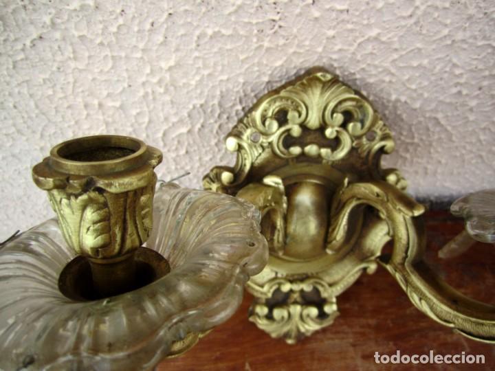 Antig&uuml;edades: Pareja de apliques de bronce y cristal - Foto 8