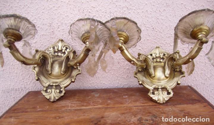 Antig&uuml;edades: Pareja de apliques de bronce y cristal - Foto 9