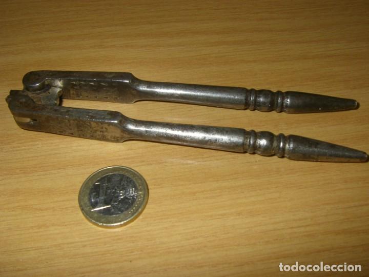 Oggetti Antichi: Casca p&igrave;&ntilde;ones - casca nueces, de hierro, reversible, principios del XX, 13,5 cm.