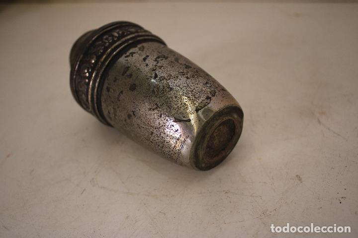 Antig&uuml;edades: antiguo jarron de altar en metal - Foto 2