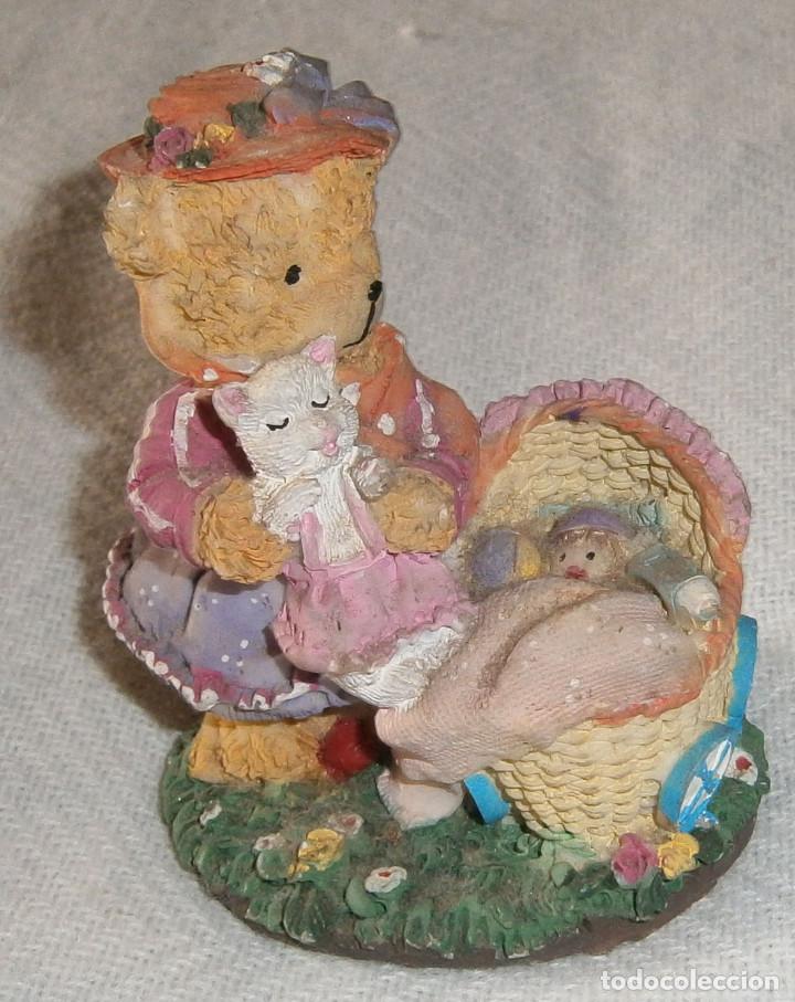 Antiguidades: osita de resina paseando a bebe 8 cms
