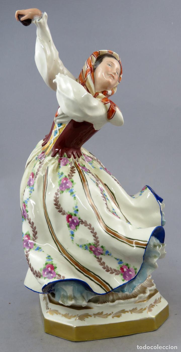 Antig&uuml;edades: Mujer baile regional en porcelana esmaltada Hispania siglo XX