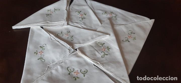 Antig&uuml;edades: 8 SERVILLETAS BORDADAS A MANO. - Foto 2