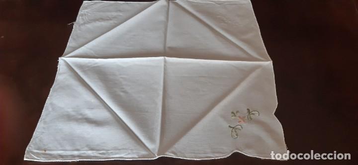 Antig&uuml;edades: 8 SERVILLETAS BORDADAS A MANO. - Foto 3