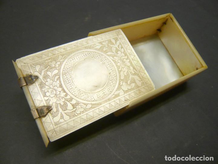 Antig&uuml;edades: Snuff Box . Caja de rape en nacar grabado . S. XIX - Foto 2