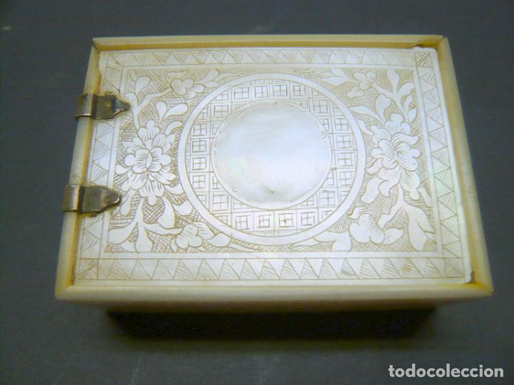 Antig&uuml;edades: Snuff Box . Caja de rape en nacar grabado . S. XIX - Foto 4