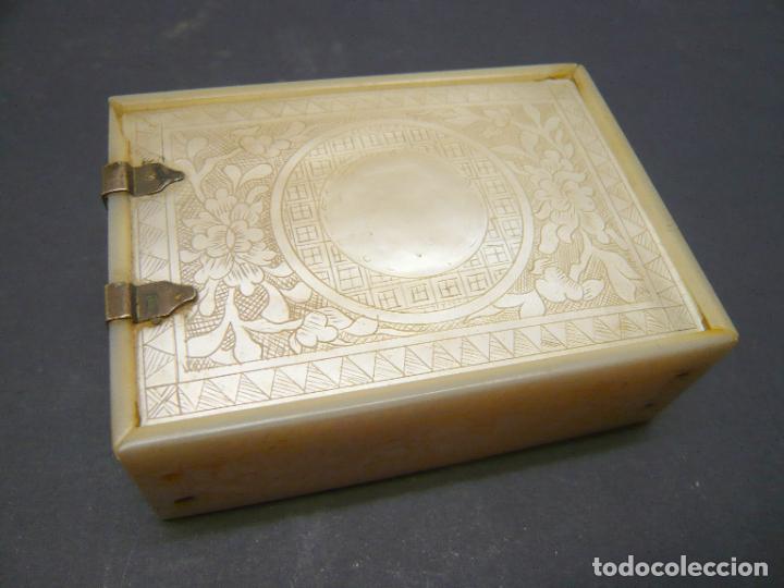 Antig&uuml;edades: Snuff Box . Caja de rape en nacar grabado . S. XIX - Foto 1