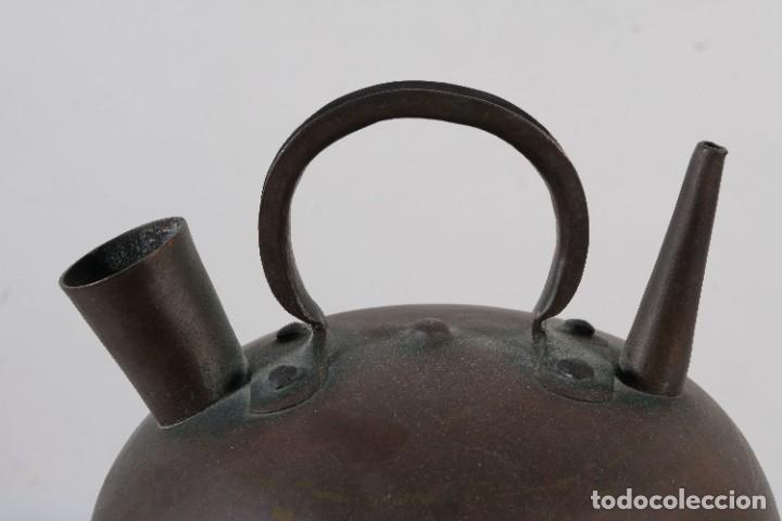 Antig&uuml;edades: Botijo en metal siglo XIX - Foto 4