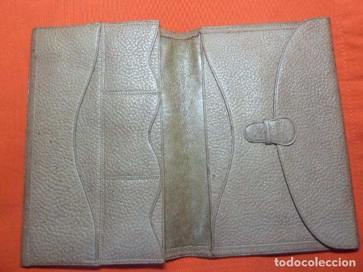 Antig&uuml;edades: CARTERA EN PIEL CON LAS INICIALES E.C EN ORO - Foto 2