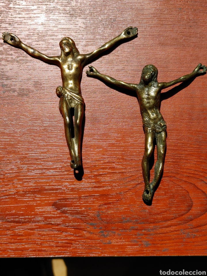 Antig&uuml;edades: Dos Cristos en bronce. - Foto 1