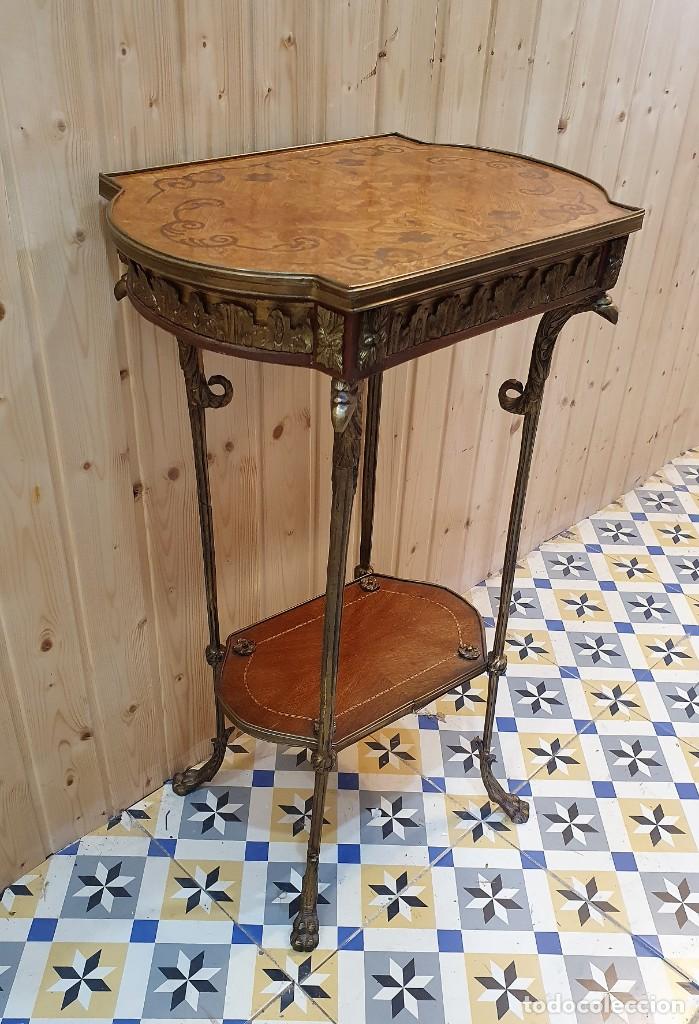 Antig&uuml;edades: MESA AUXILIAR MARQUETERIA Y BRONCE - Foto 1