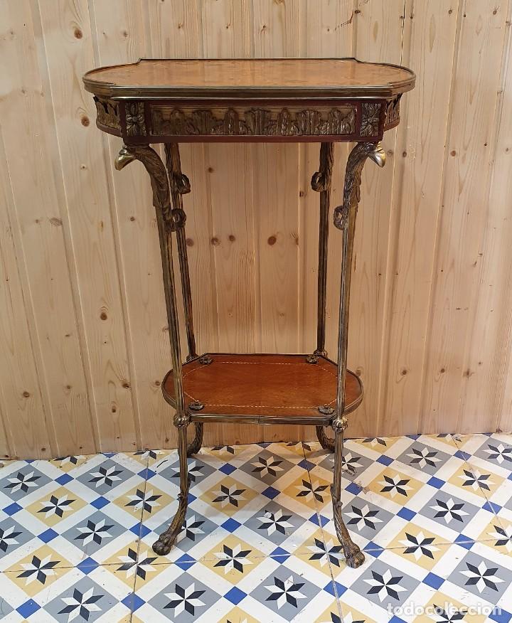 Antig&uuml;edades: MESA AUXILIAR MARQUETERIA Y BRONCE - Foto 2